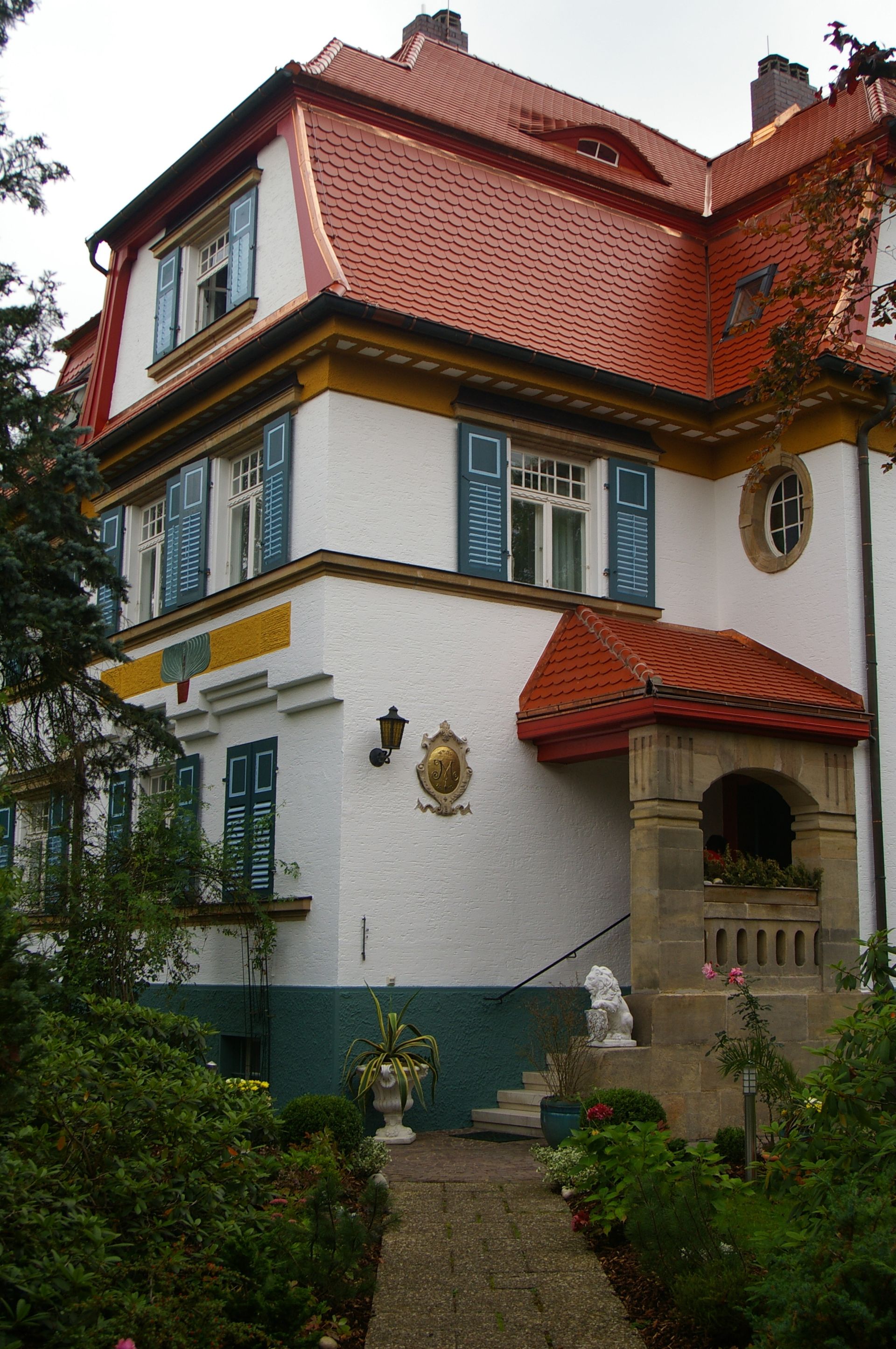 Villa in Roth mit Mansarddach und Biber-Doppeldeckung engobiert