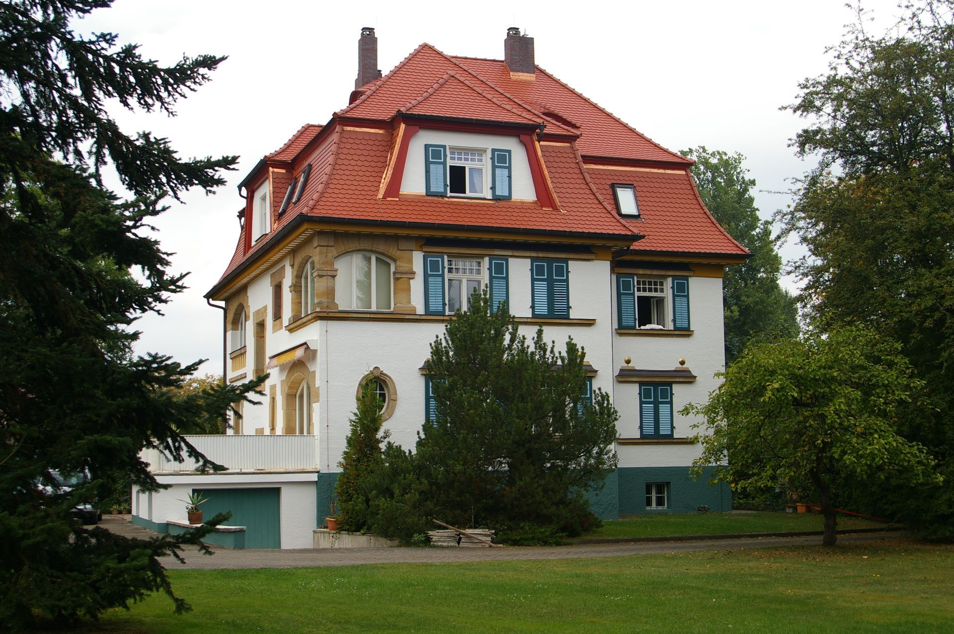 Villa in Roth mit Mansarddach und Biber-Doppeldeckung engobiert