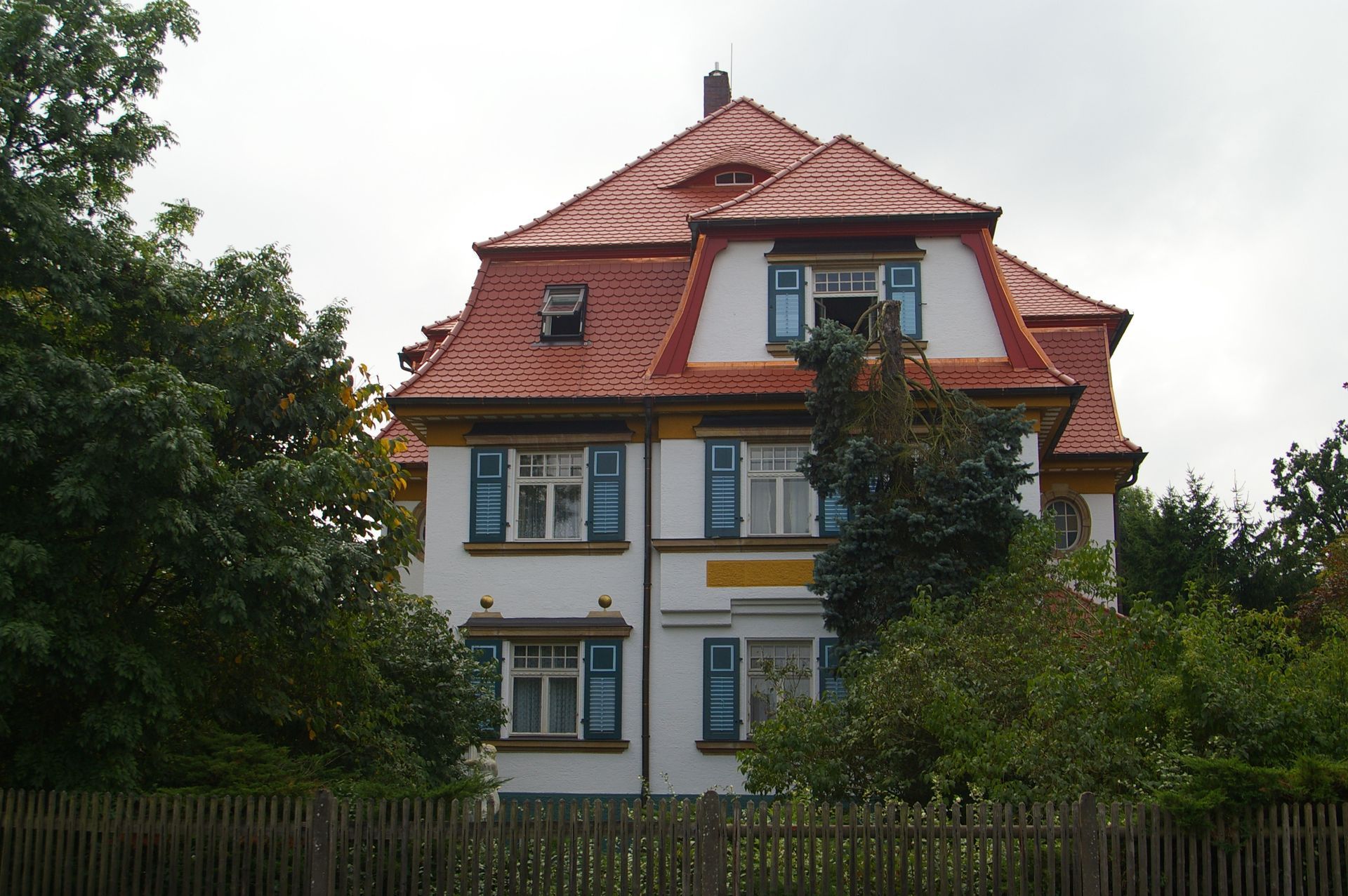 Villa in Roth mit Mansarddach und Biber-Doppeldeckung engobiert
