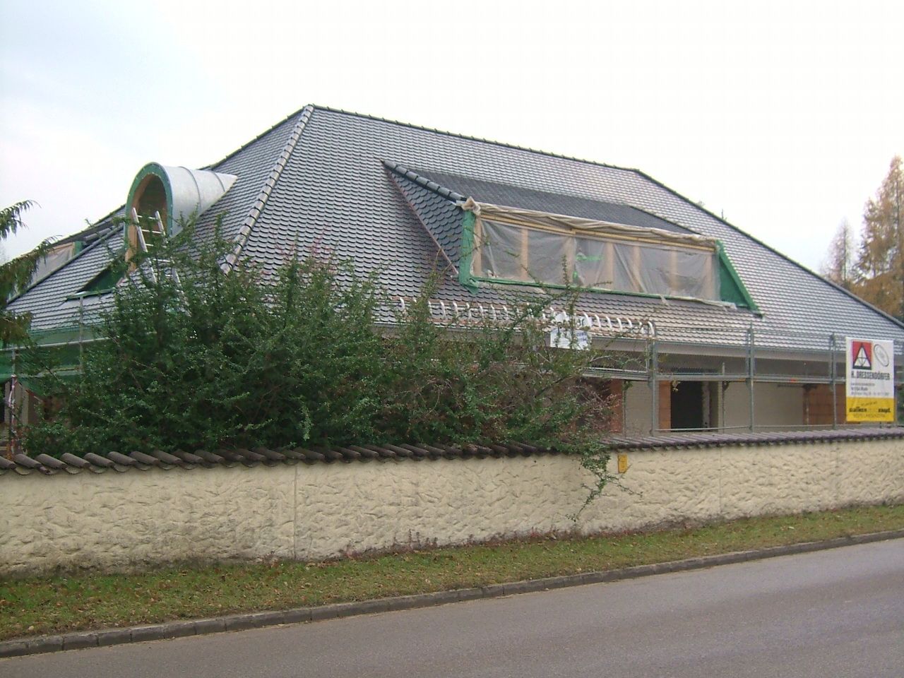 Bungalow in kath. Hofstetten mit Biber-Doppeldeckung schwarz 