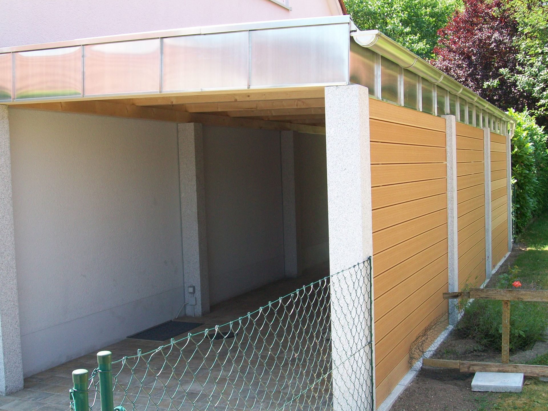 Carport mit Blendenblechen in Titanzink