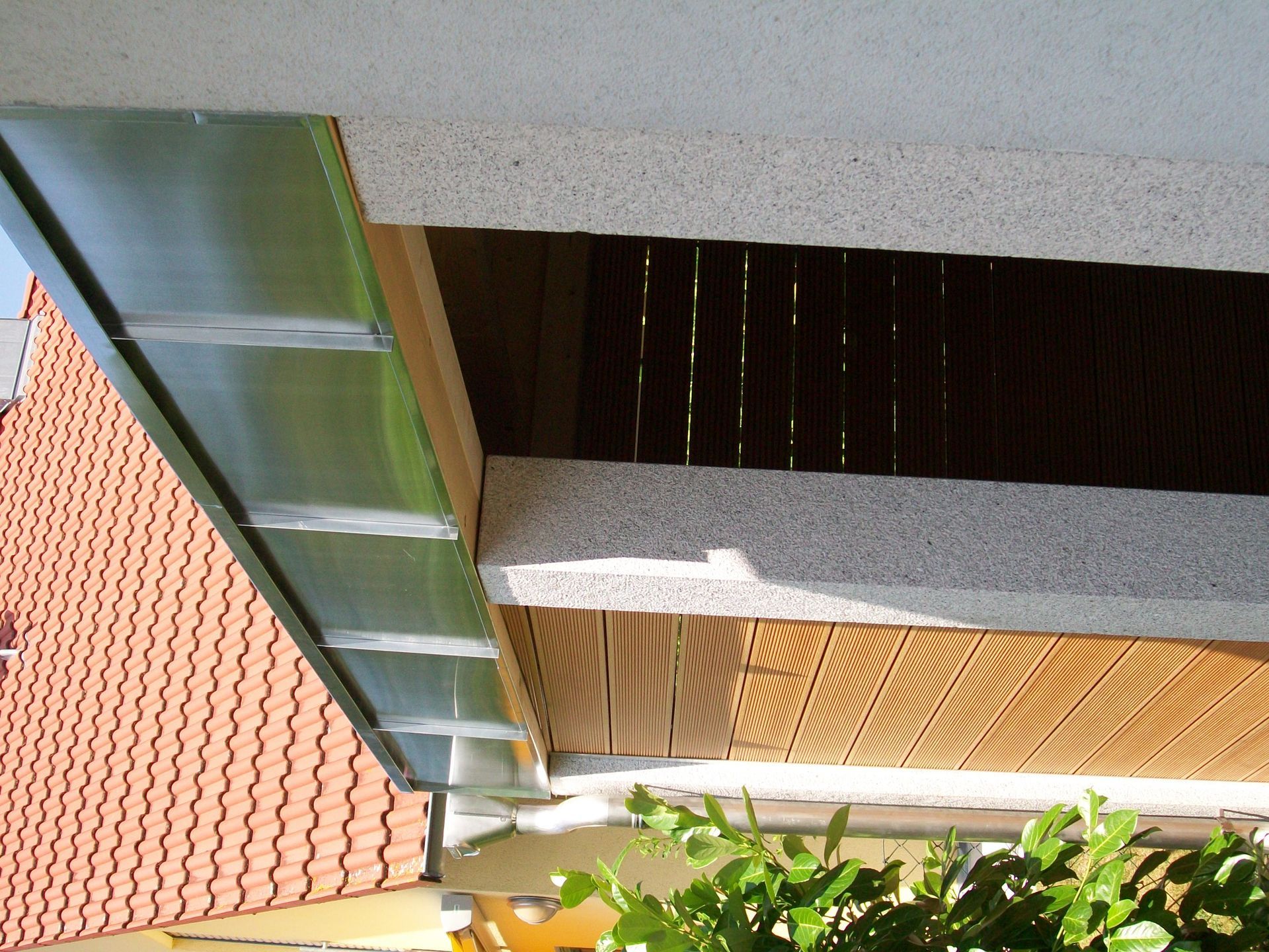 Carport mit Blendenblechen in Titanzink