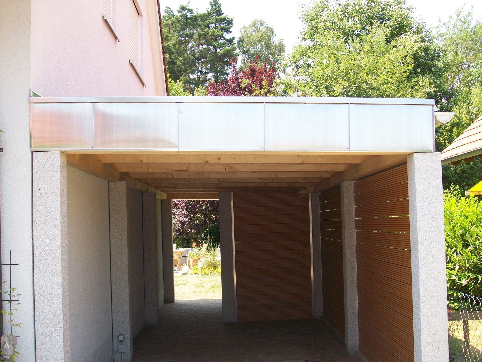 Carport mit Blendenblechen in Titanzink