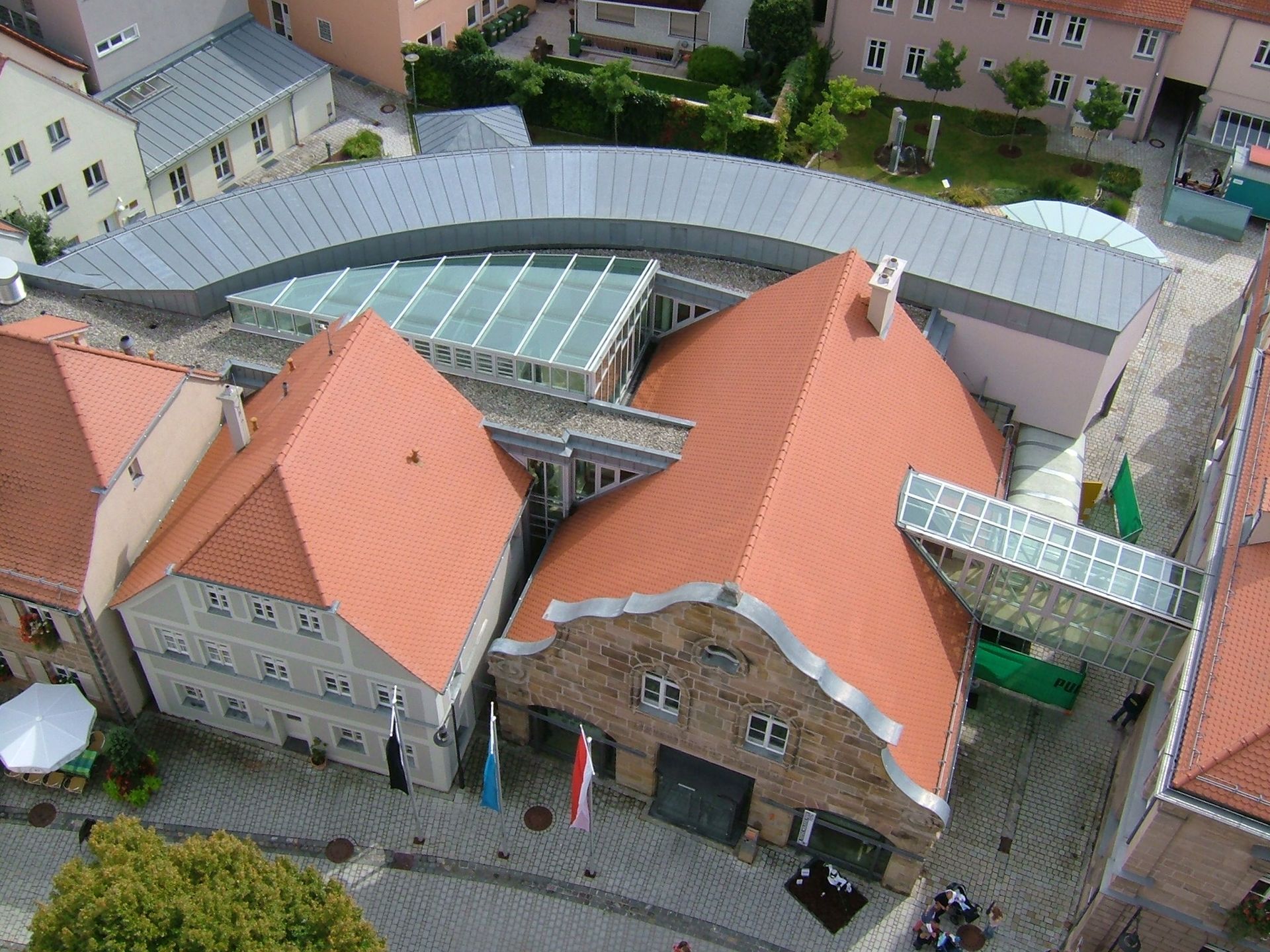 Rathaus der Stadt Roth; Sanierung in Biber-Doppeldeckung naturrot