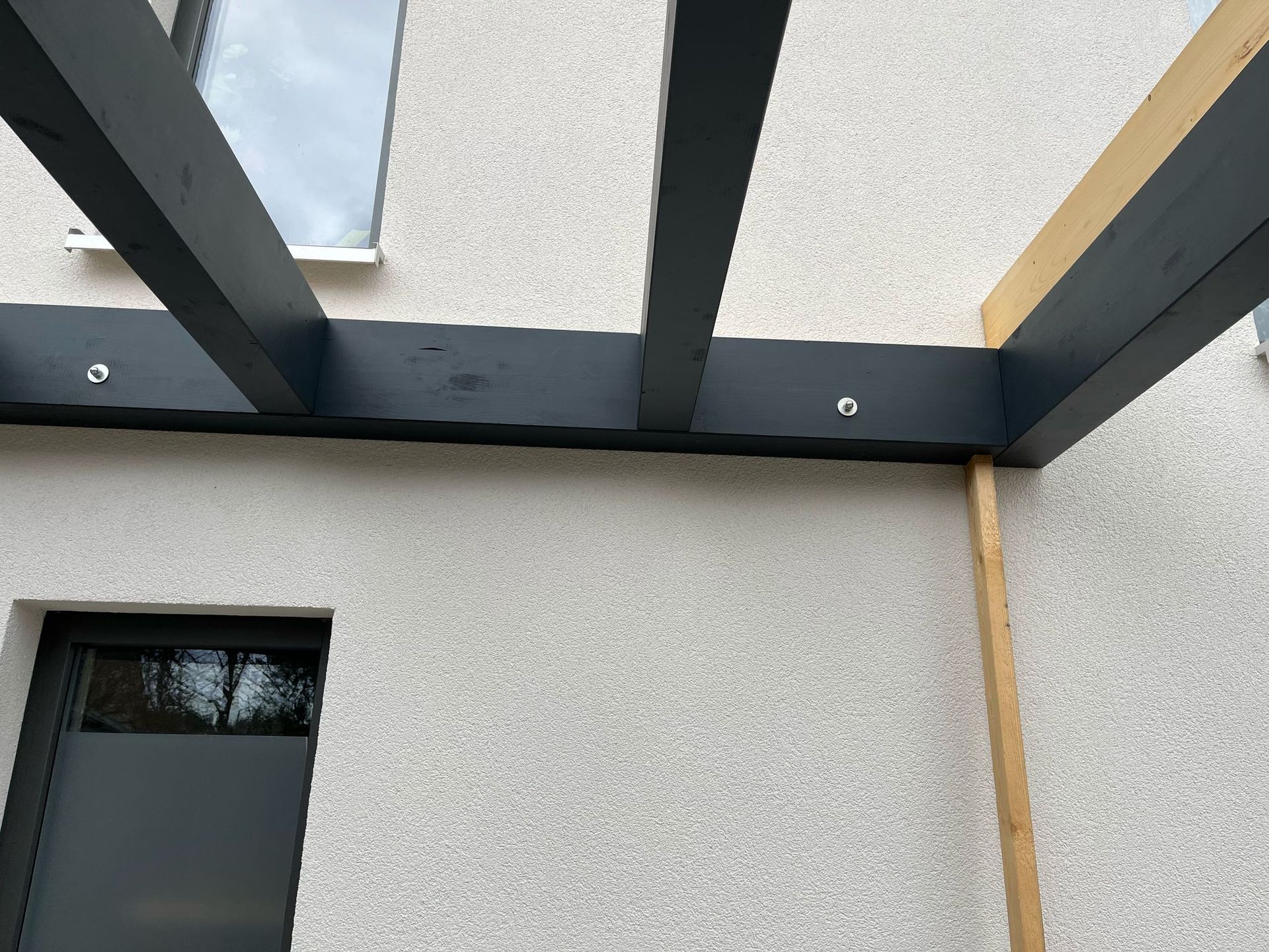 Detailansicht der befestigten Trägerkonstruktion eines Carports an der Hauswand