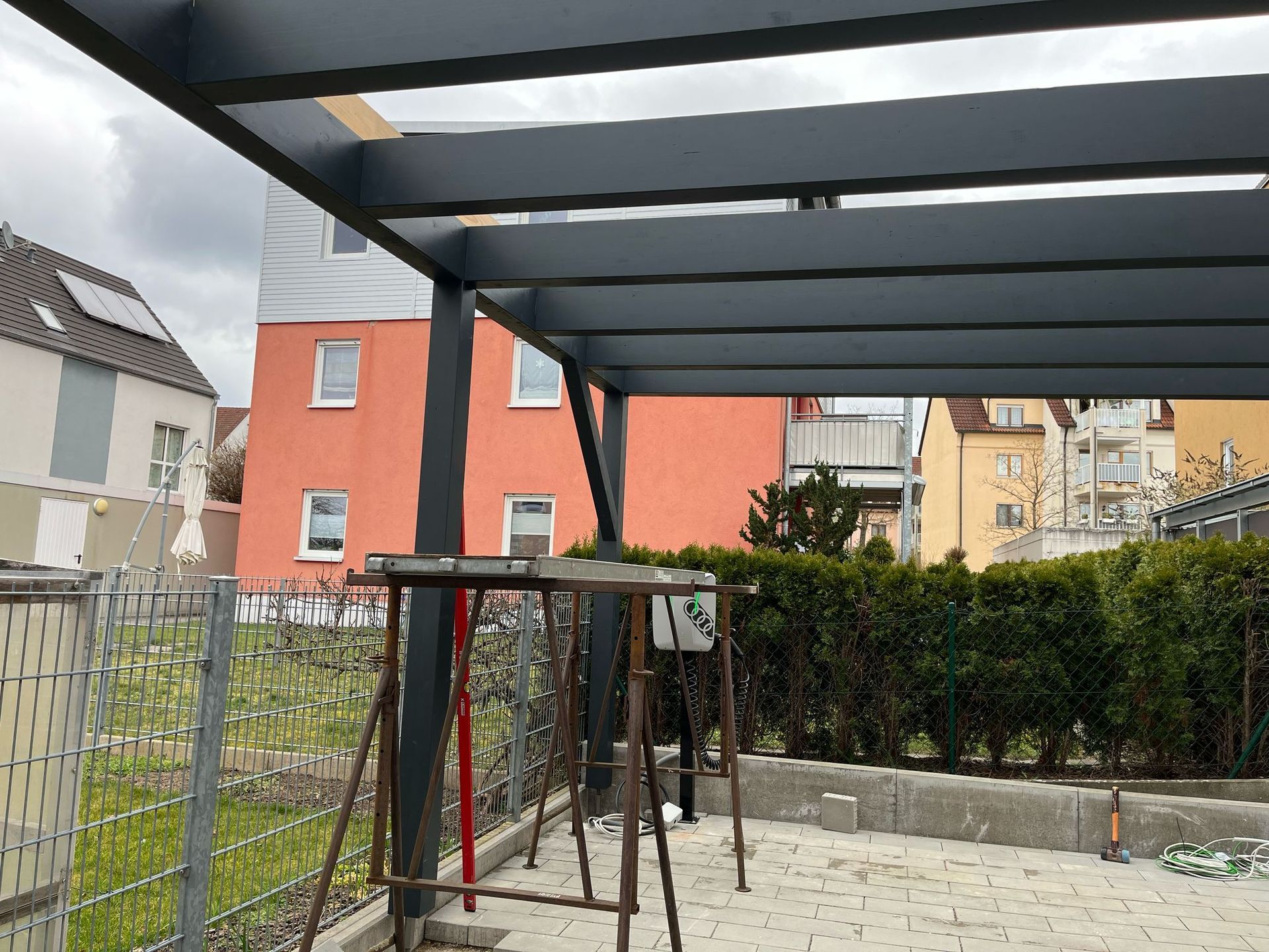 Stahlträger und Dachkonstruktion eines Carports während der Bauphase