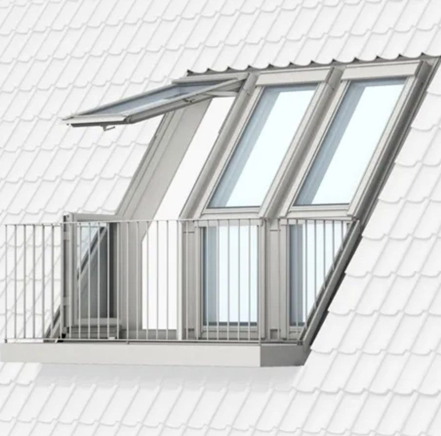 Dachbalkon aus schrägem Dachfenster mit Geländer geöffnet auf Ziegeldach