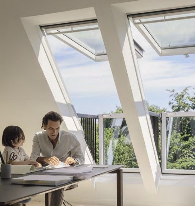 Große geöffnete Dachfenster als Dachbalkon mit Blick nach draußen