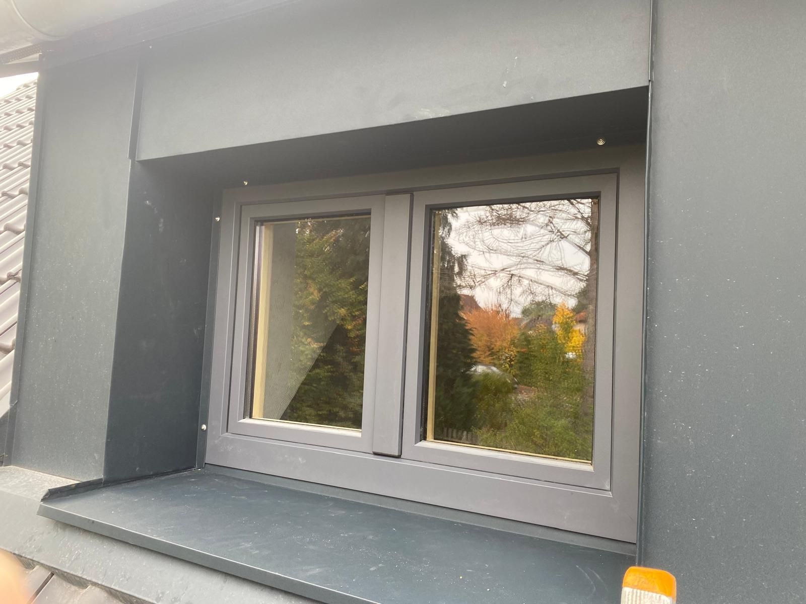 Detailansicht eines sanierten Flachdachs mit grauer Dachabdichtung und sauber verarbeitetem Randabschluss