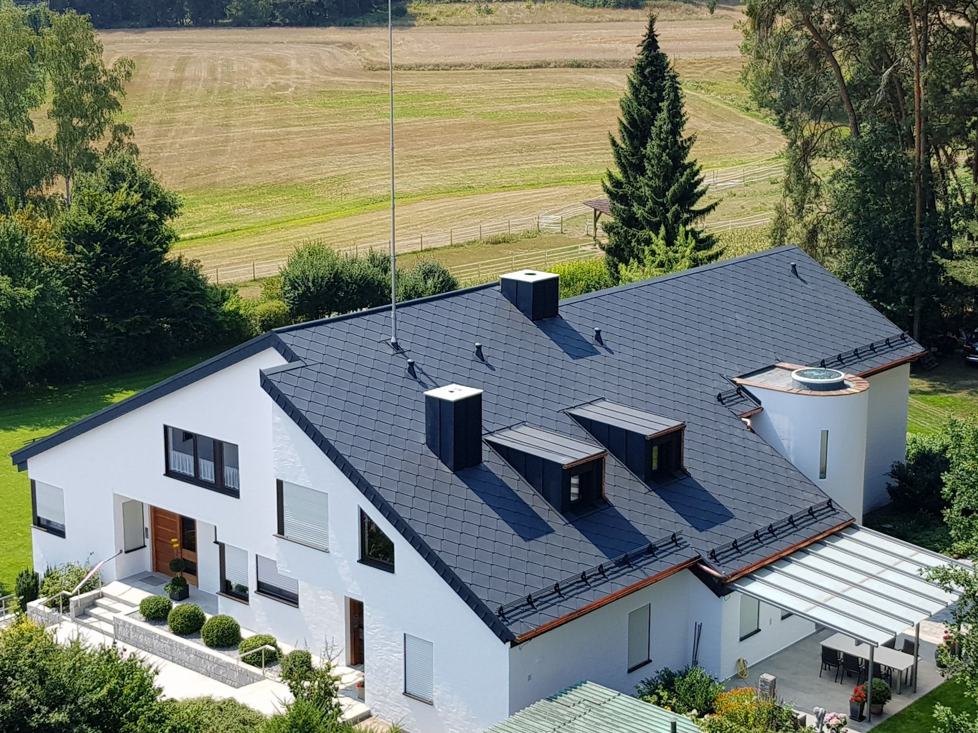Modernes Wohngebäude mit schwarzem Steildach