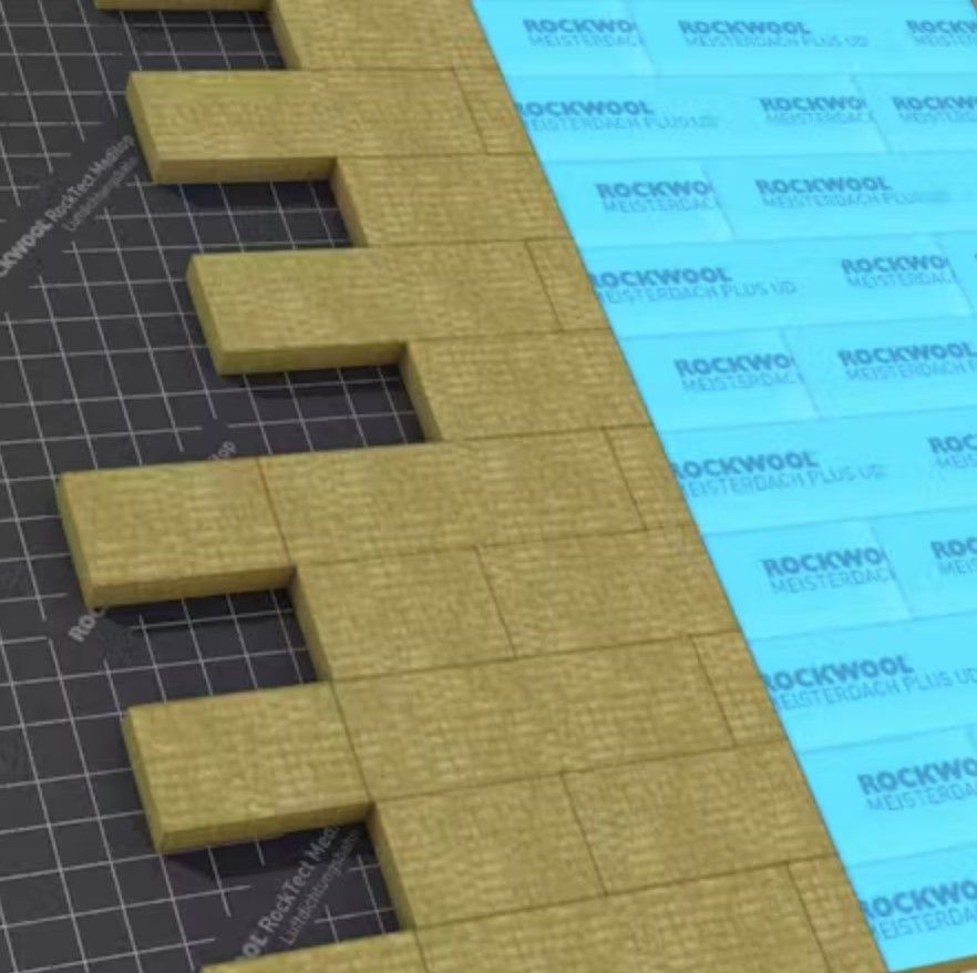 Detailaufnahme einer Aufdachdämmung mit Mineralwolleplatten, die versetzt auf einer Dachfläche mit Unterlage verlegt sind
