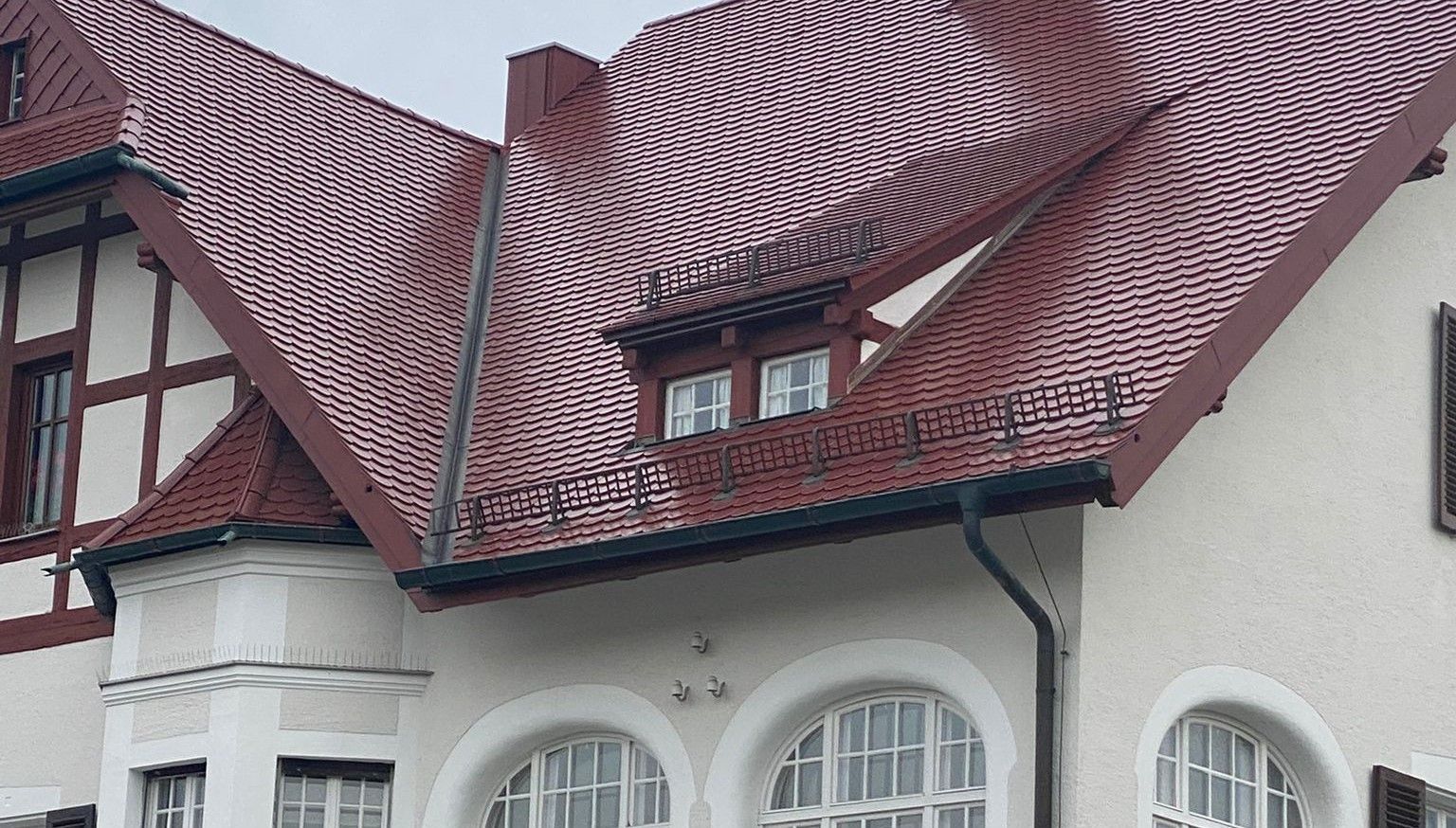 Historisches Wohnhaus mit neu eingedecktem Ziegeldach und Dachrinnenanlage