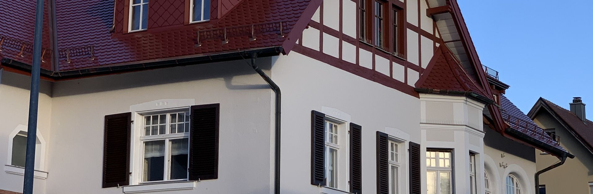 Fachwerkhaus mit Dachrinne und Fallrohr an einem steilen Ziegeldach