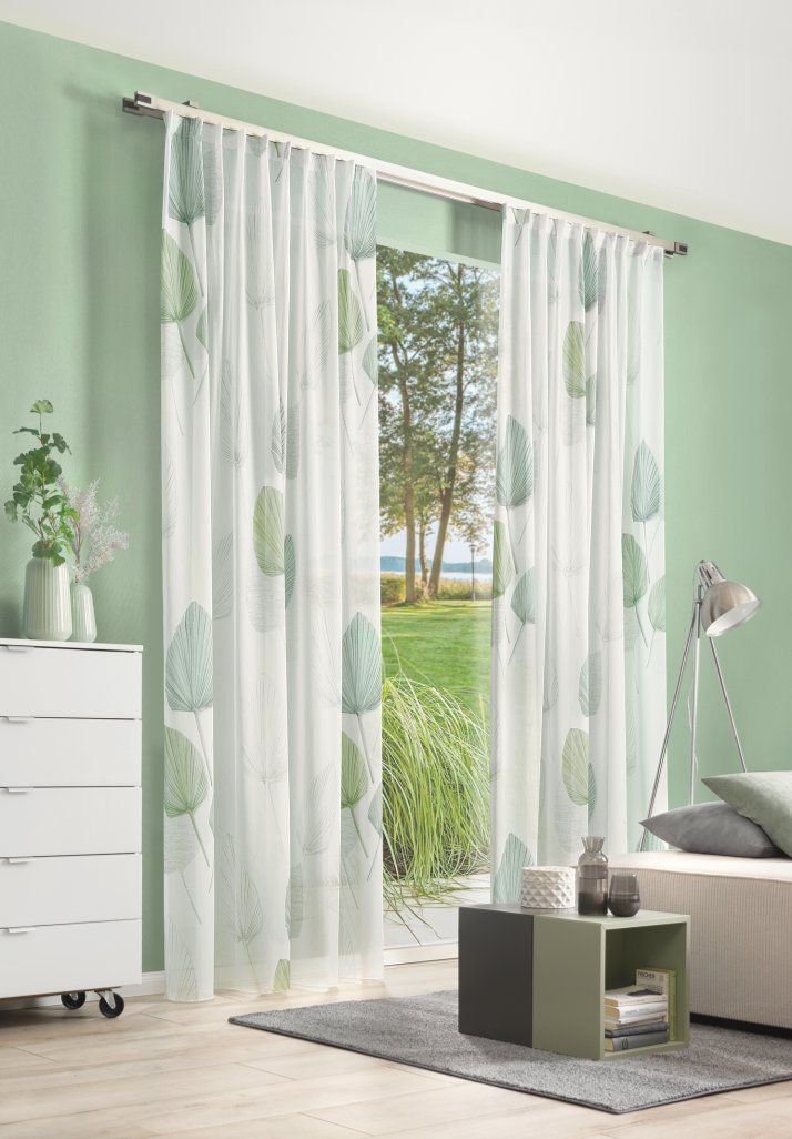 Wohnraum mit Gardinen