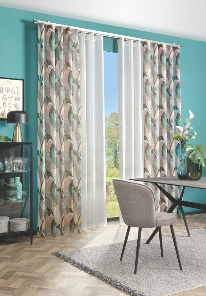 Wohnraum mit Gardinen