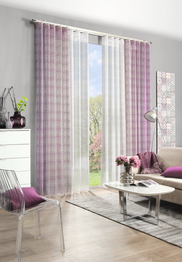 Wohnraum mit Gardinen