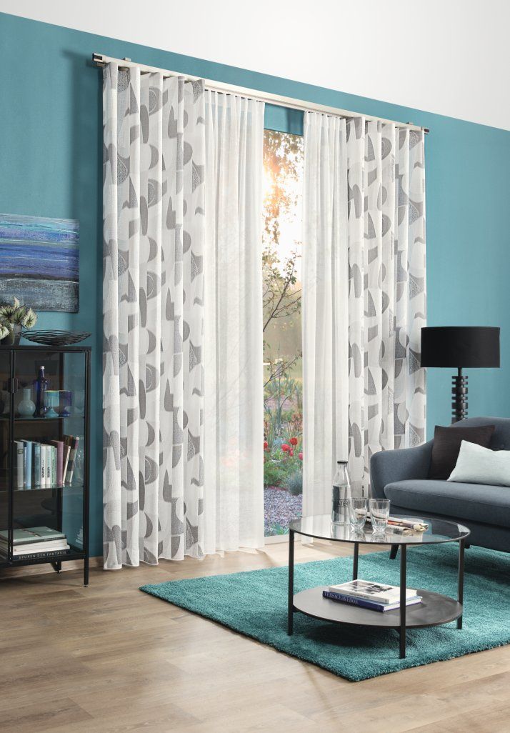 Wohnraum mit Gardinen