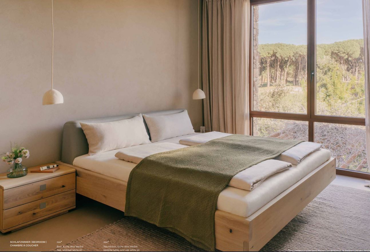 Schlafzimmer mit Bett und Nachttisch Team 7