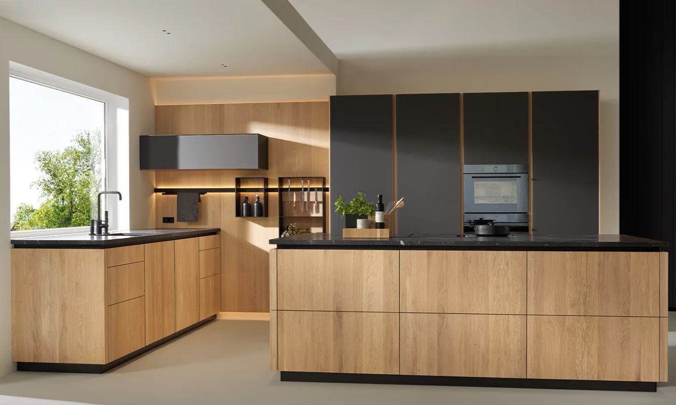 Holzküche mit schwarzem Design, Team 7