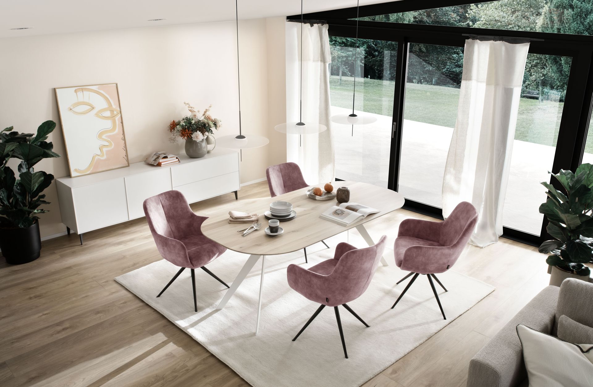 Esstisch mit Stühlen von Contur  im stilvoll eingerichtetem Esszimmer