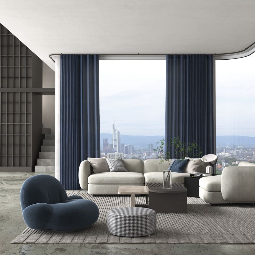 Blauer Vorhang in einem Wohnzimmer
