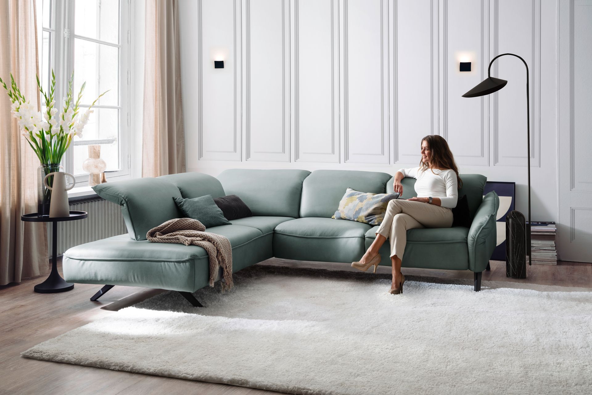 Couch von Contur Einrichtungen mit einer Frau drauf