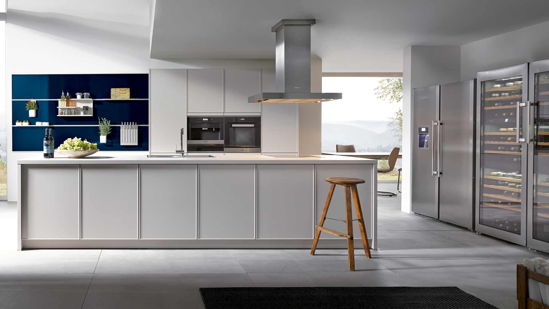 Küche mit weißen Fronten von Contur