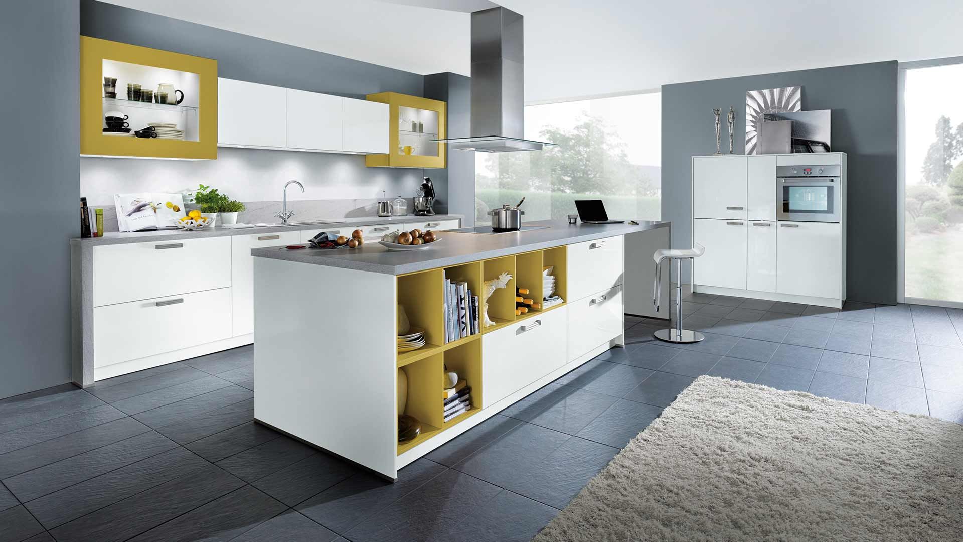 weiße Küche mit Kücheninsel und gelben Elementen