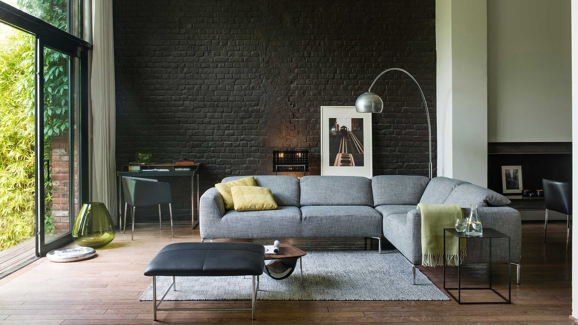 Wohnzimmer mit grauer Couch  von JORI
