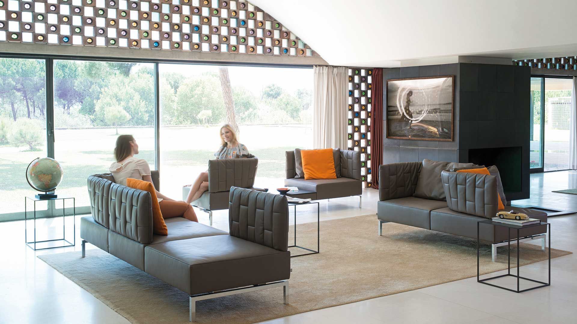 Wohnzimmer mit verschiedenen Sitzelementen  von JORI