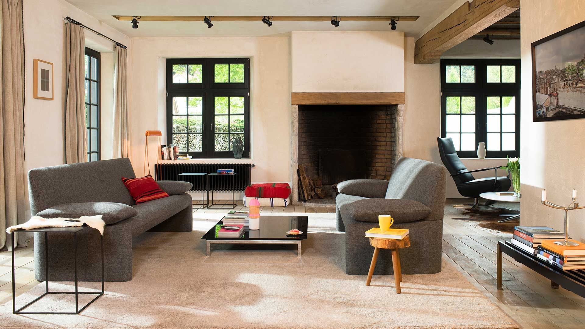 Wohnzimmer mit zwei grauen Sofas von JORI