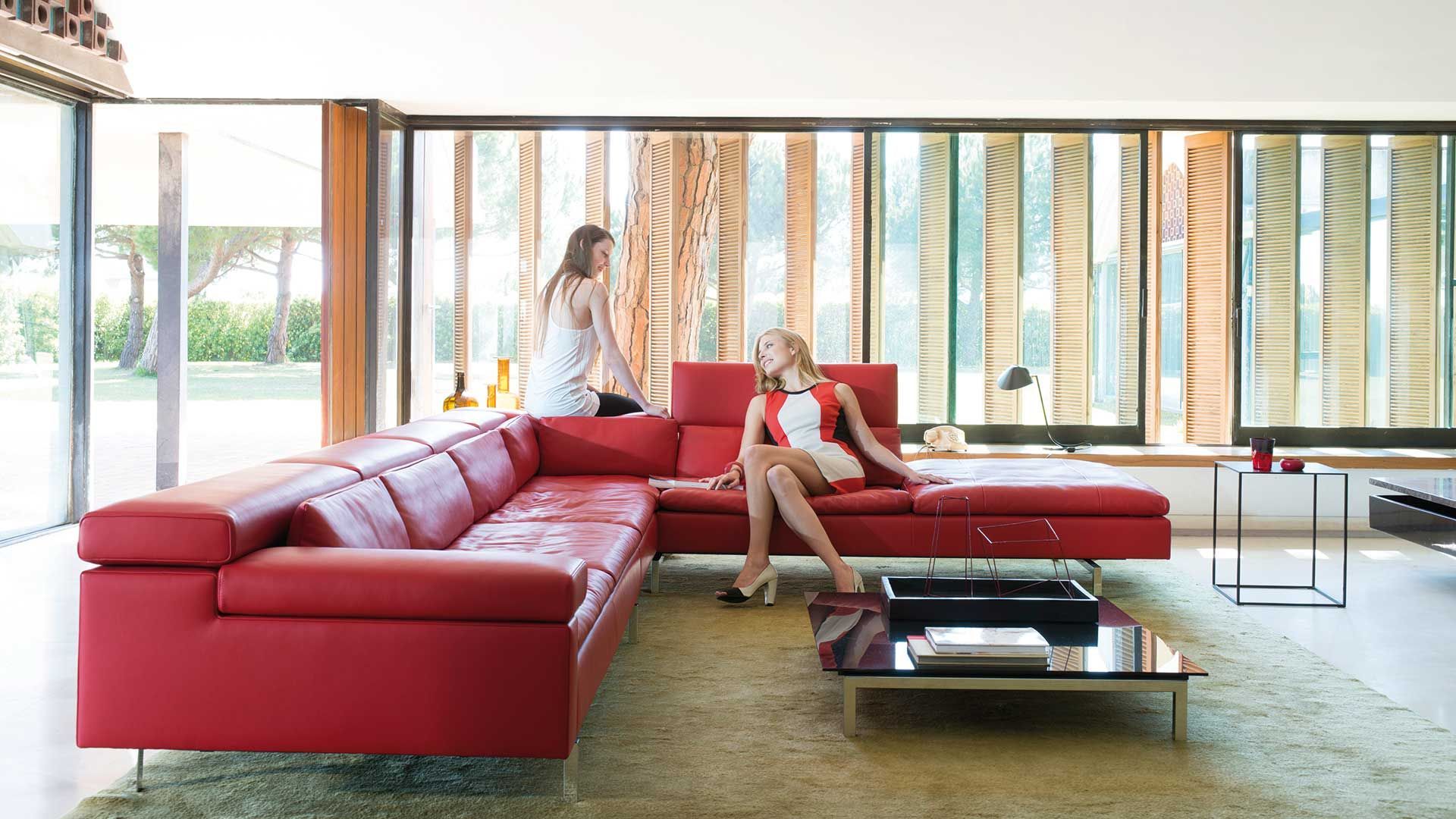 große rote Couch von JORI