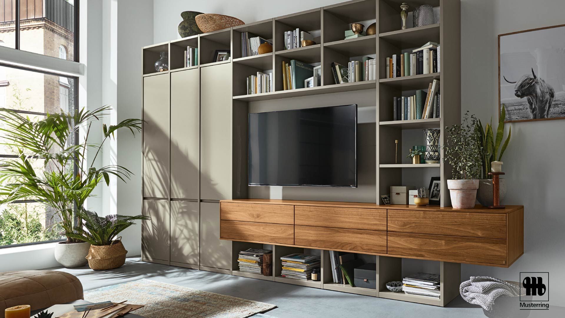 Wohnzimmerwand mit Holzelement von Musterring