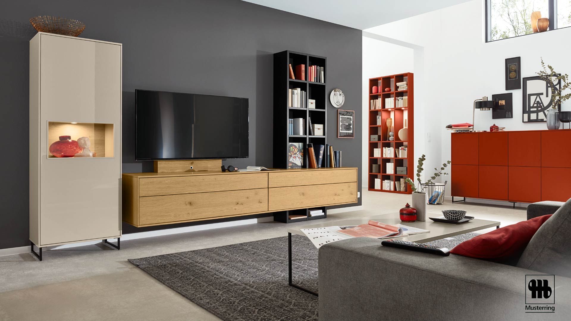 Wohnzimmer mit Möbeln in verschiedenen Farben von Musterring