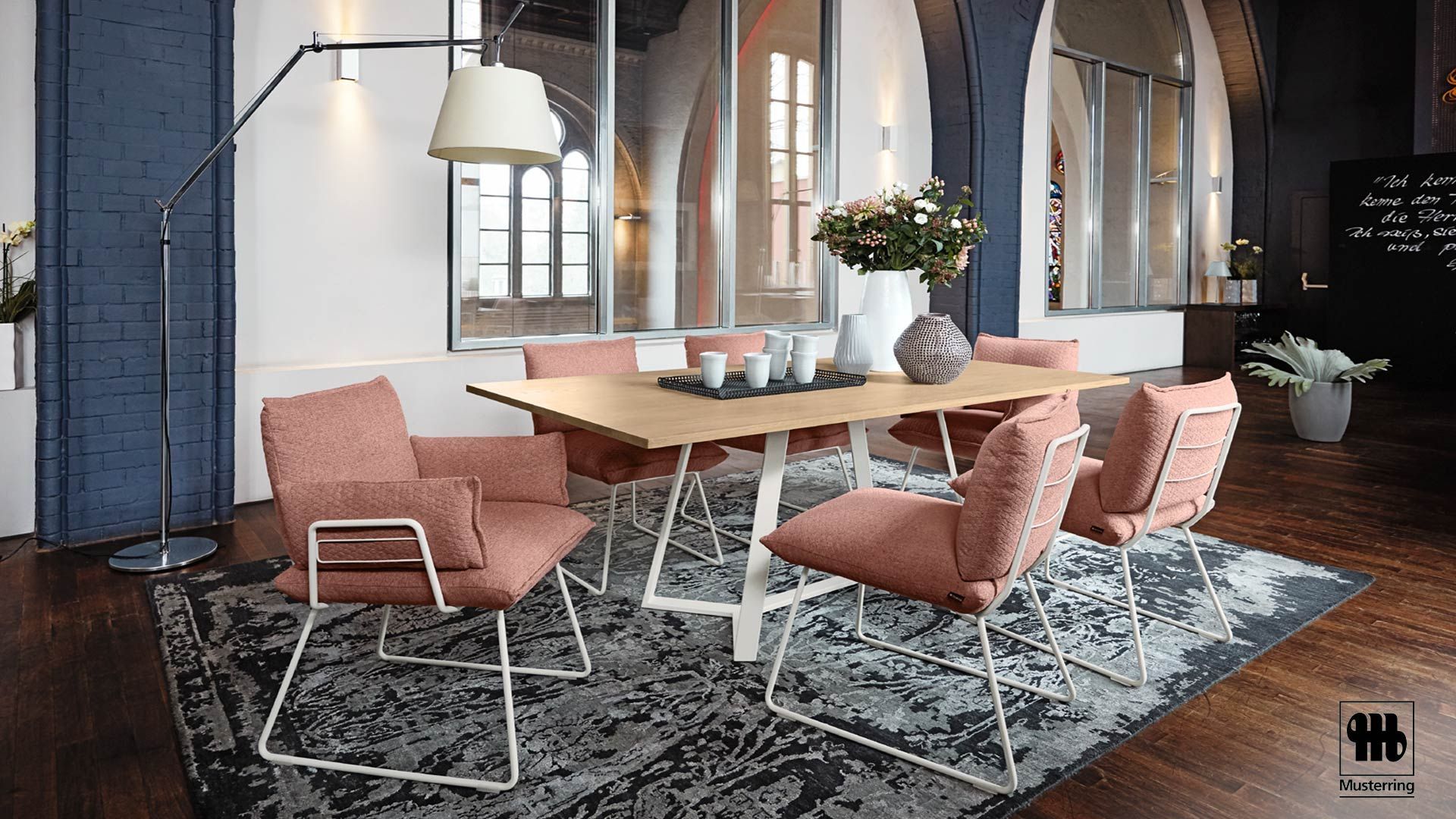 Esszimmer mit Holztisch und altrosanen Sesseln