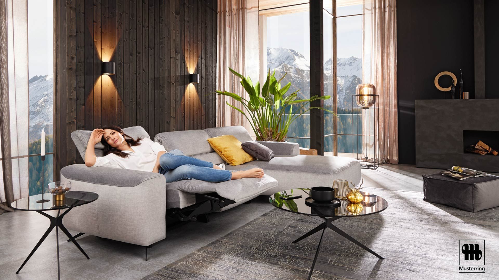 dunkles Wohnzimmer mit heller Stoffcouch von Musterring