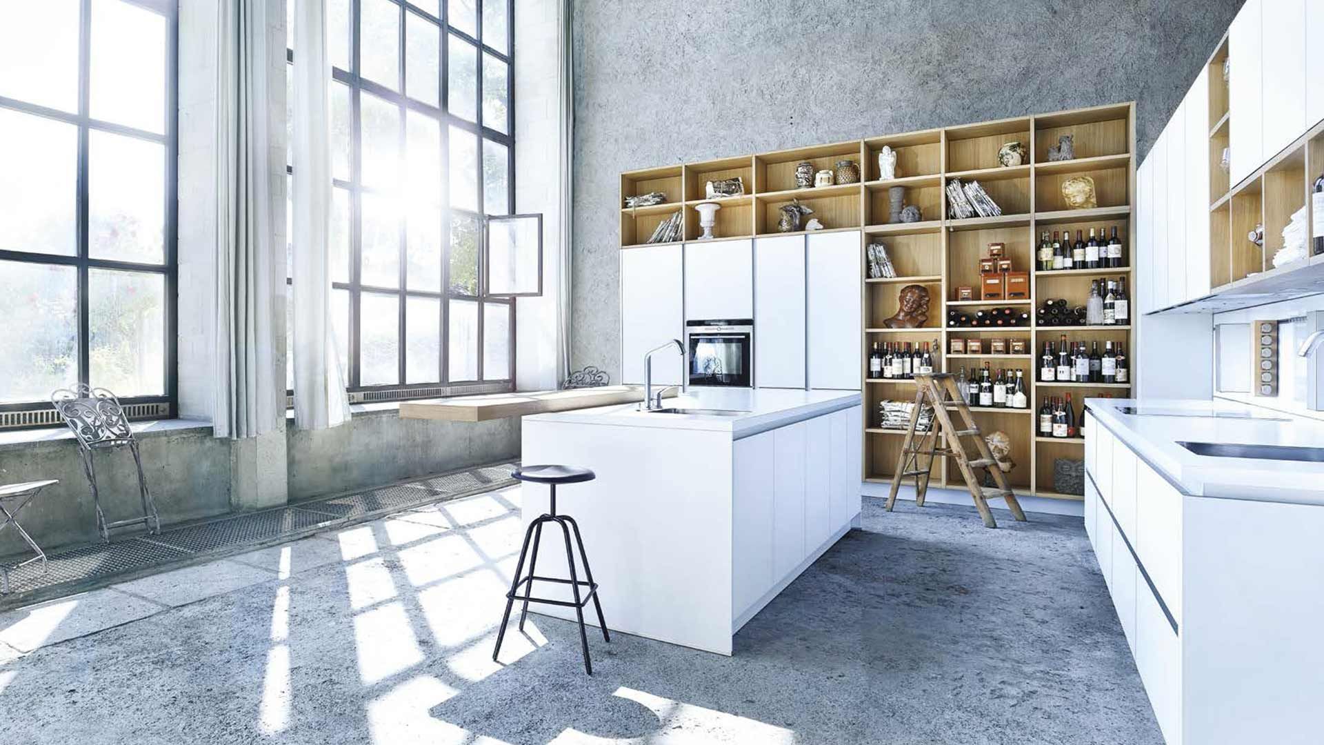 große helle Küche mit Kochinsel und Hocker von next 125