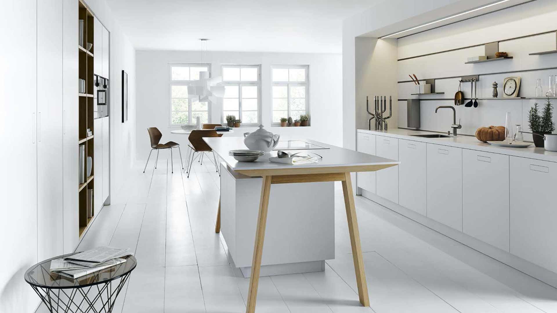 weiße Küche mit angrenzendem Esszimmer von next 125