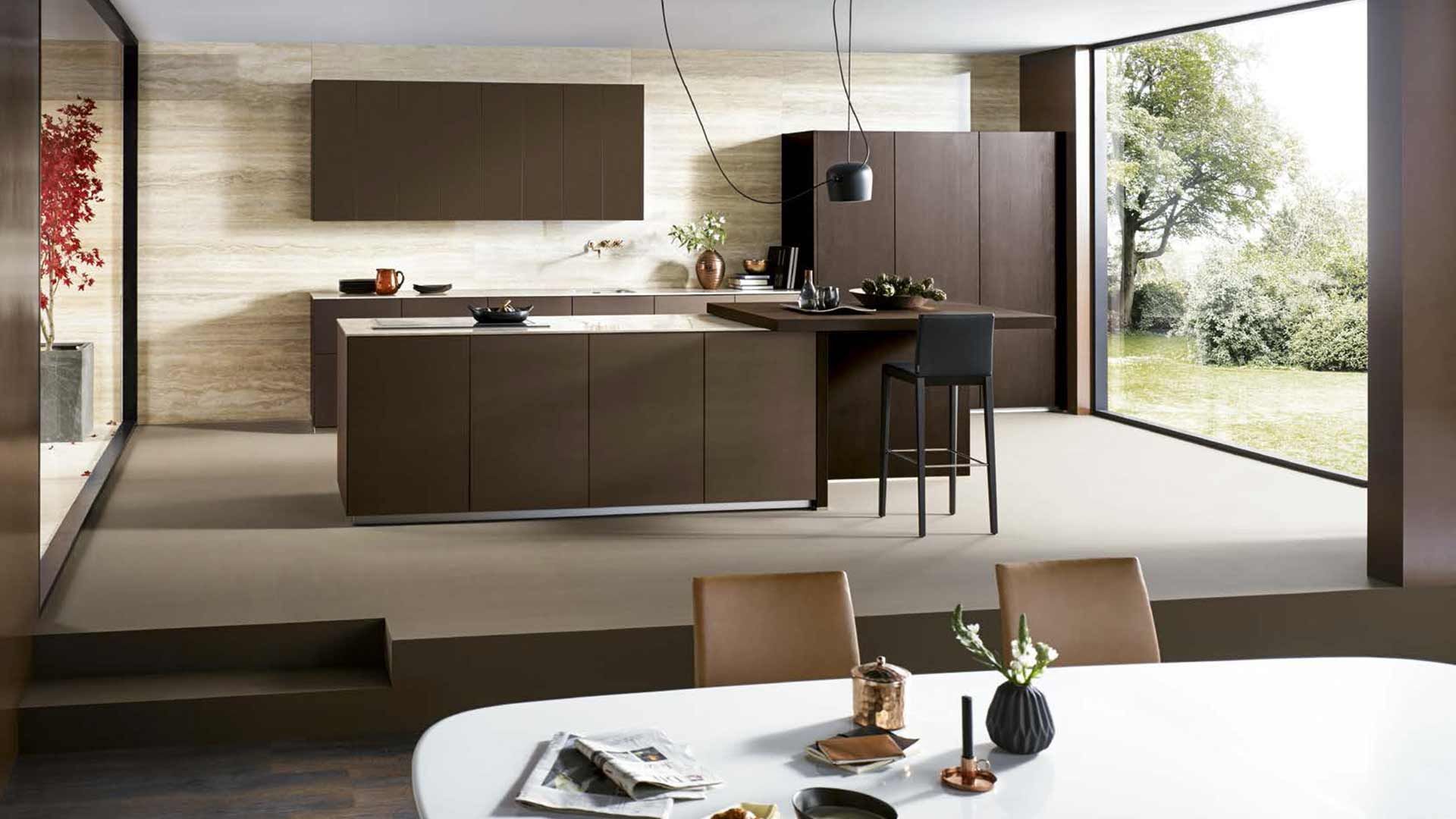 braune moderne Küche mit großer Kücheninsel von next 125