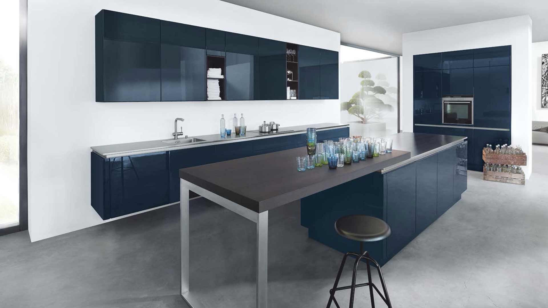 dunkelblaue Küche mit Hochglanzfronten und Tisch von next 125