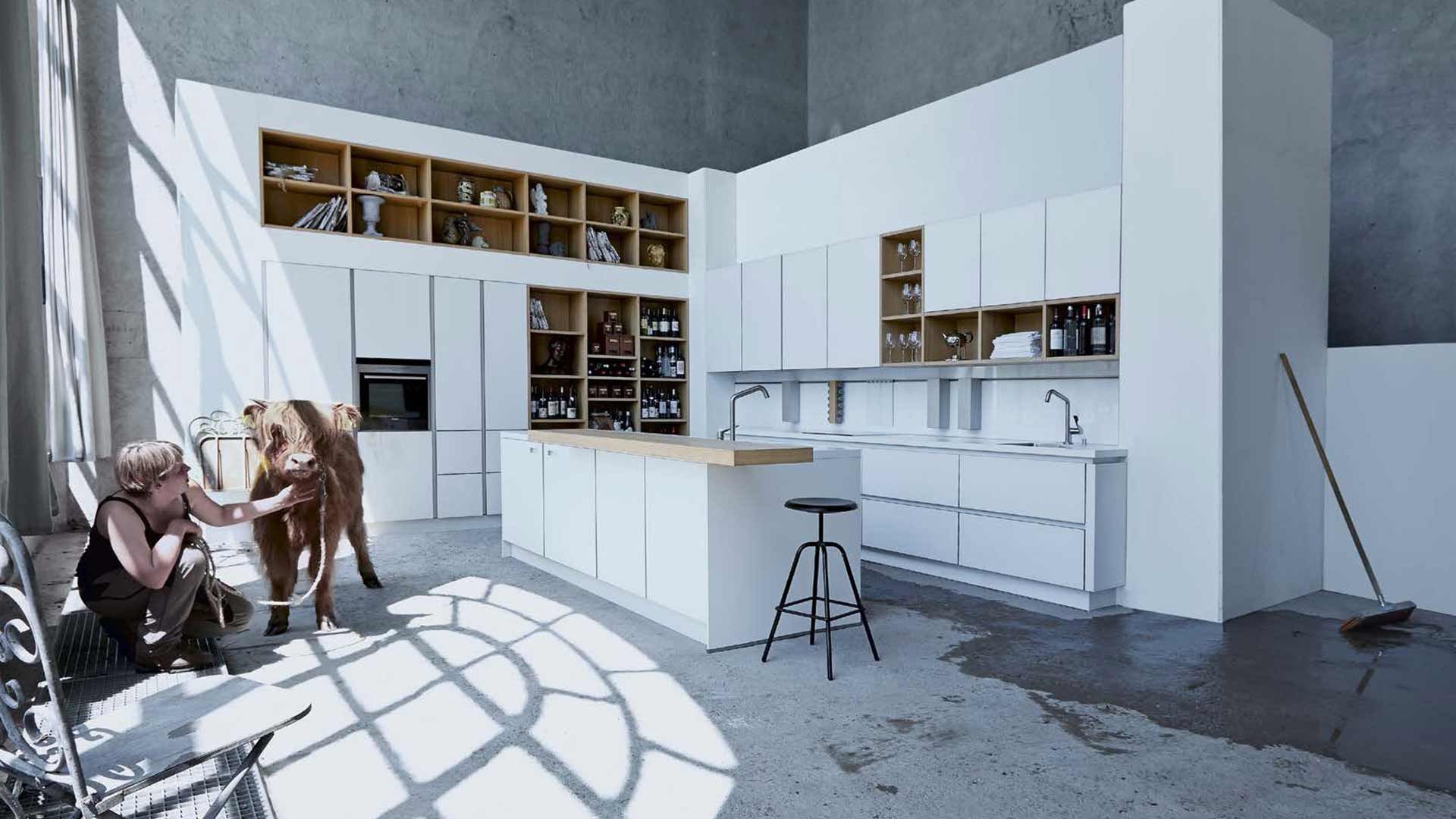 weiße Küche mit Insel von next 125