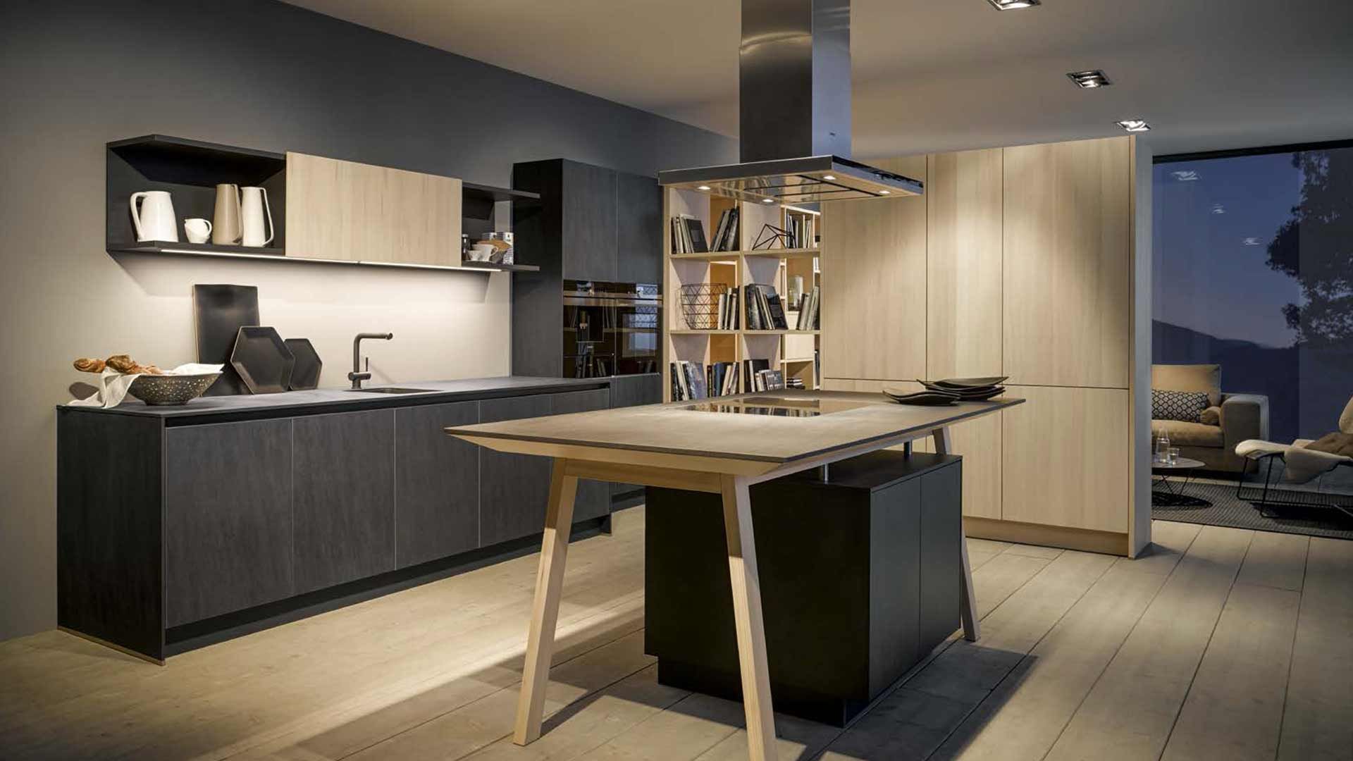 dunkle Küche mit Insel und Tisch von next 125