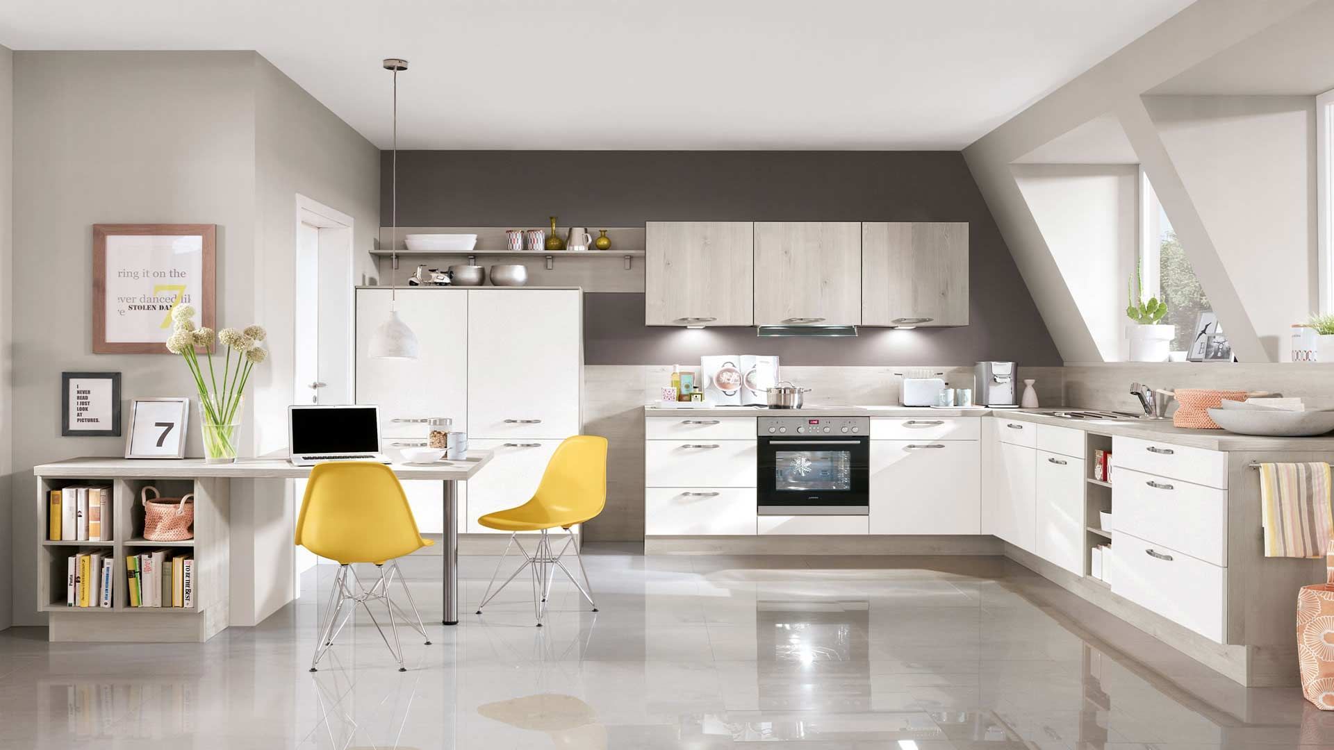 Küche mit weißen Hochglanzfronten und gelben Essstühlen