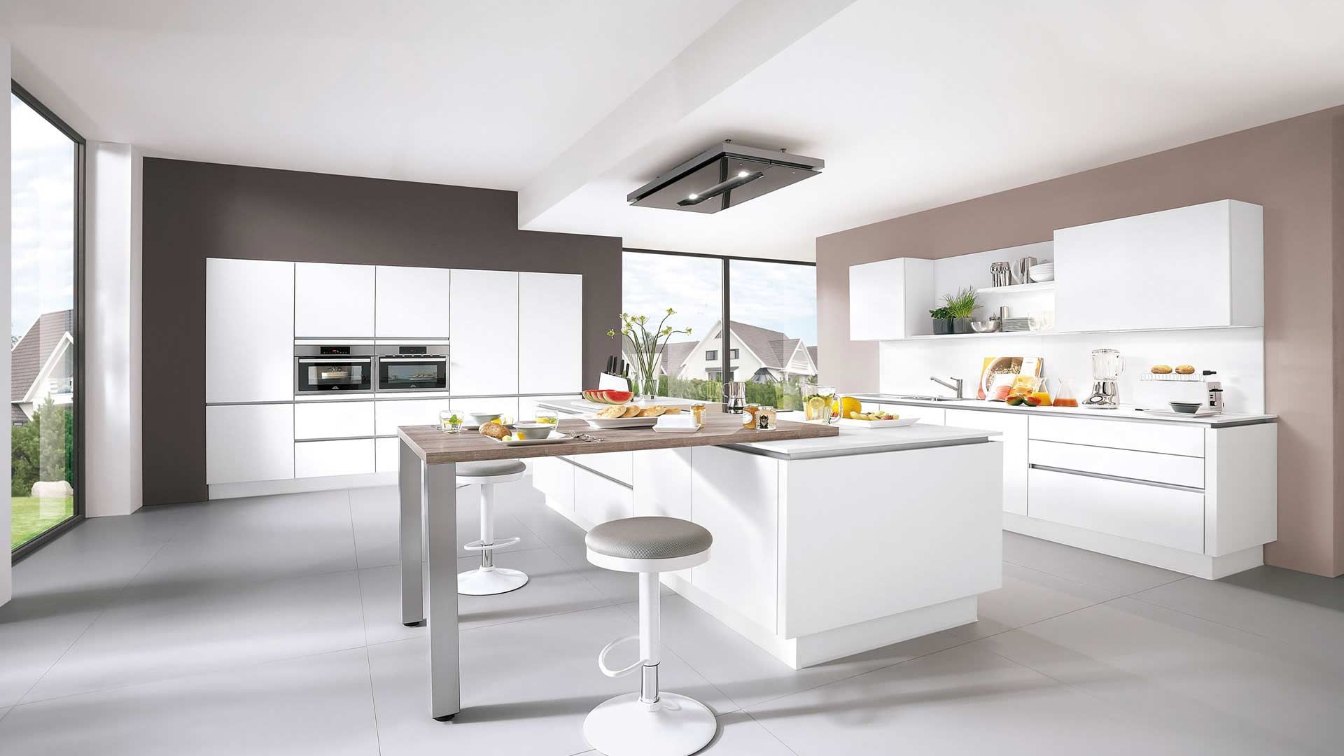 große offene Küche mit Kücheninsel und Barhockern