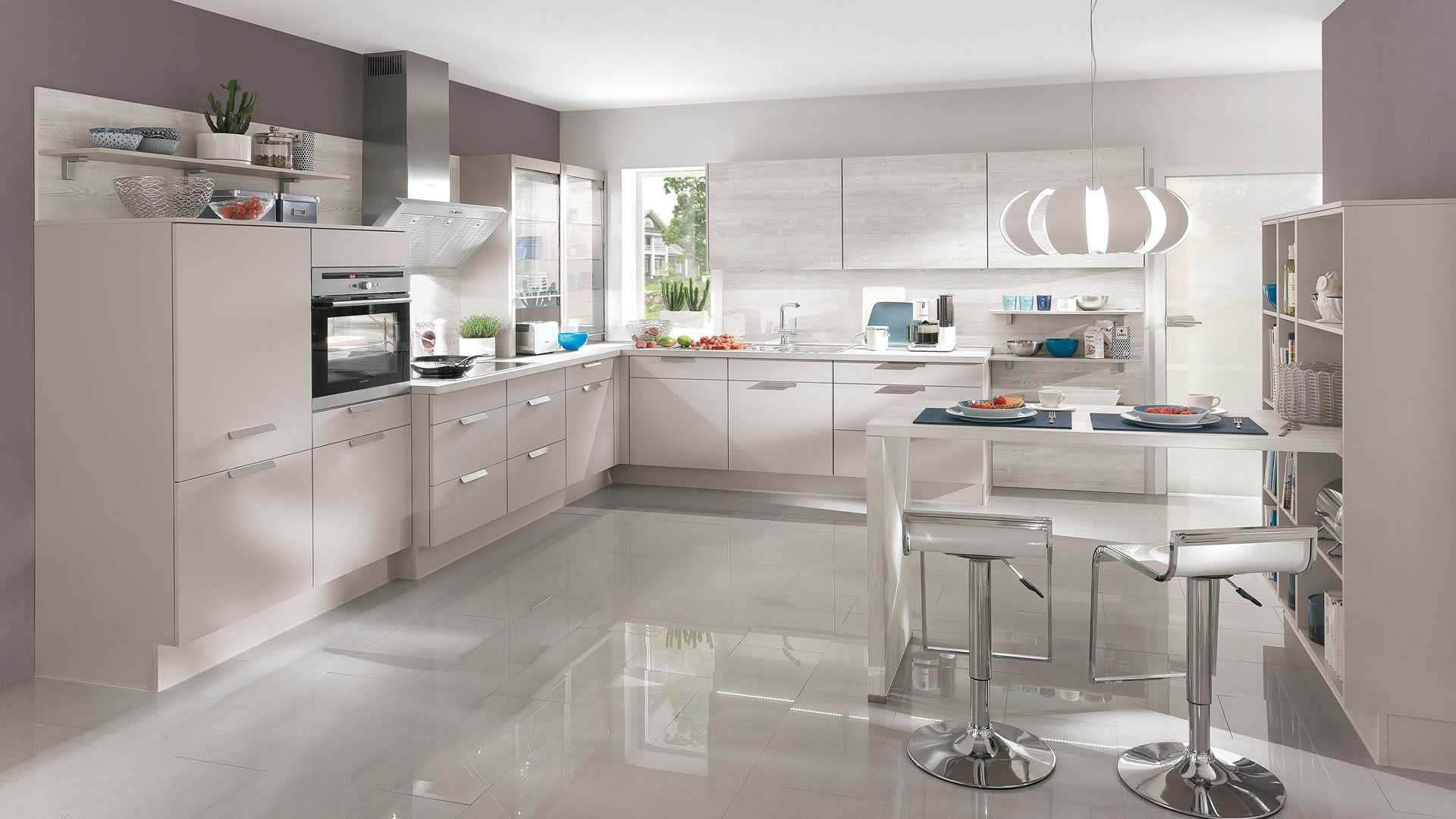 cremefarbene Küche von nobilia