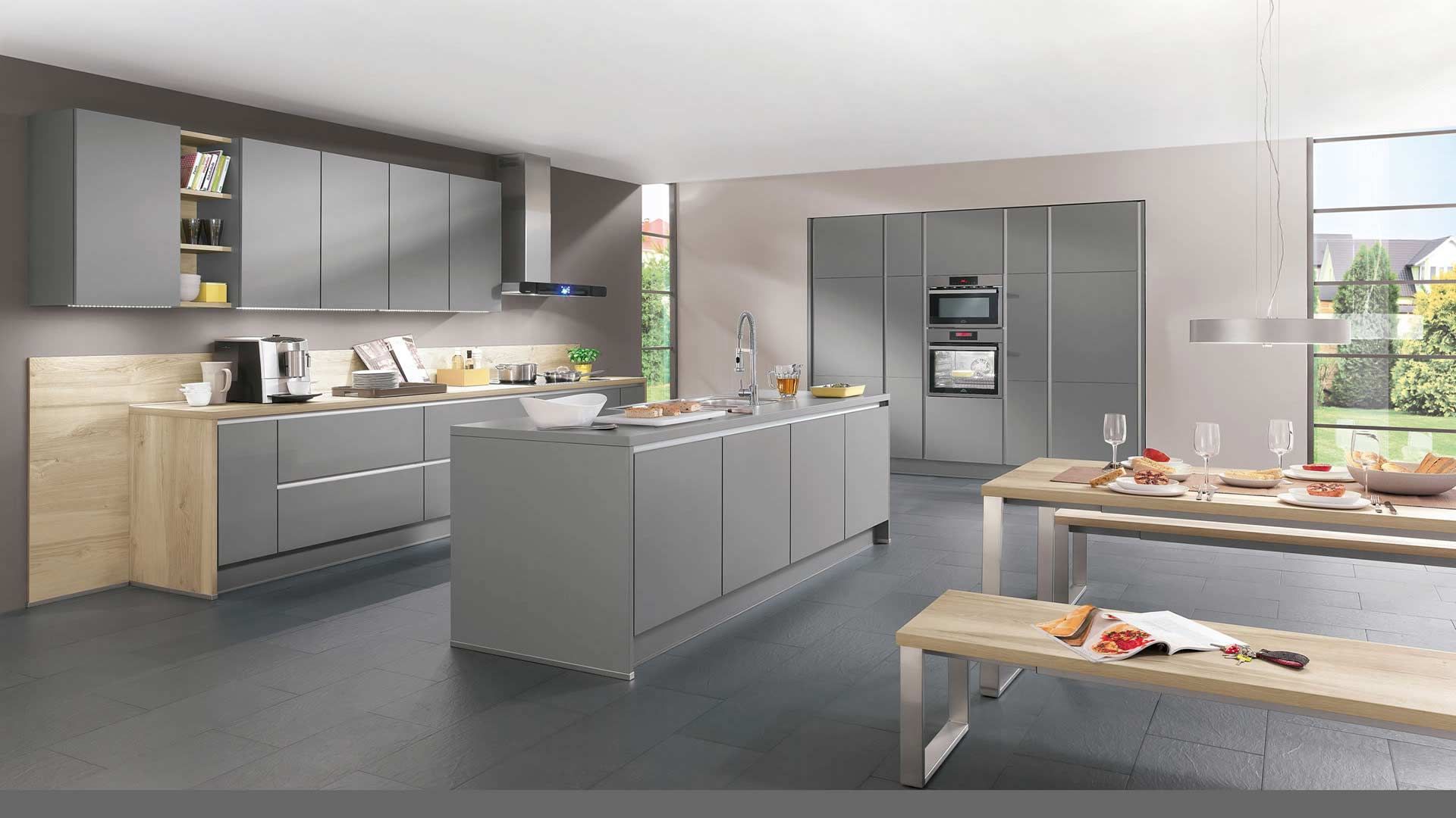 hellgraue Küche mit großer Insel von nobilia