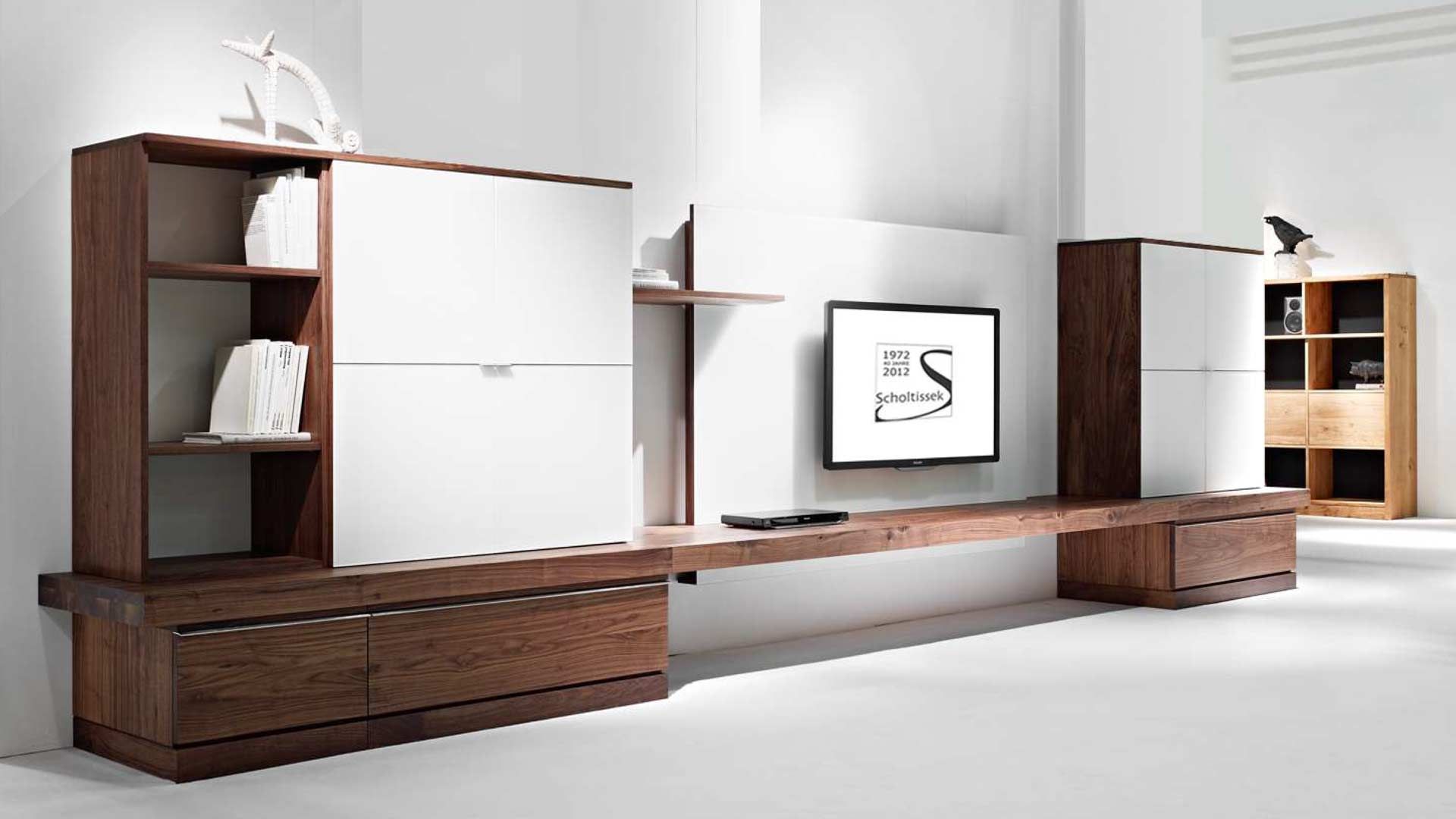 Wohnzimmerwand  aus Holz von Scholtissek