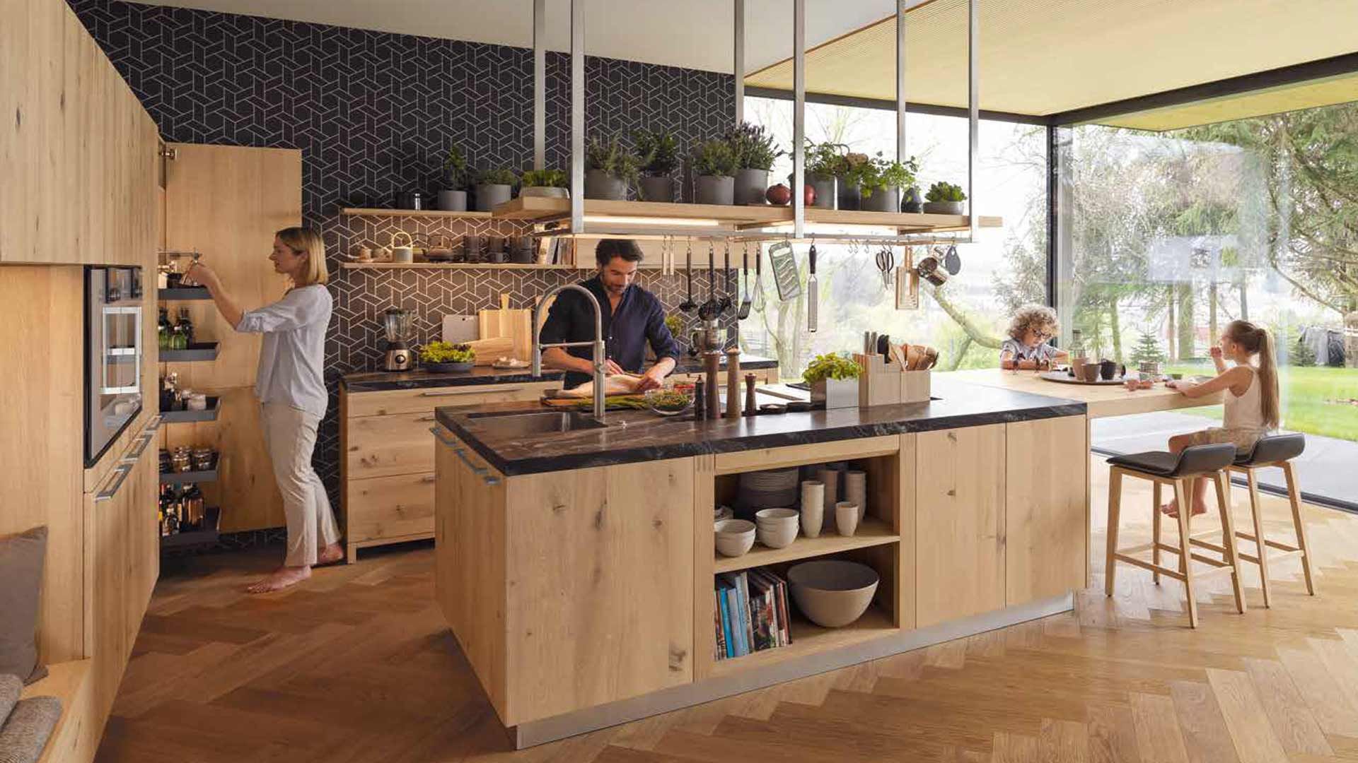 Familie kocht zusammen in einer Massivholzküche  von TEAM 7