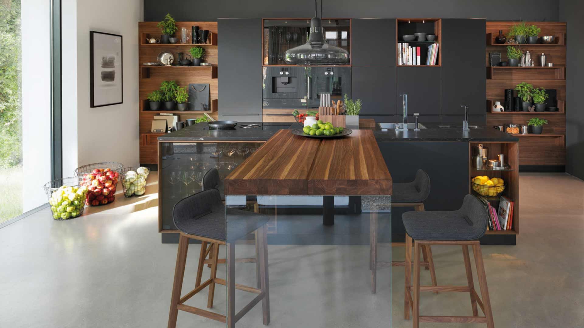 schwarz-braune Küche mit passendem Esszimmer  von TEAM 7