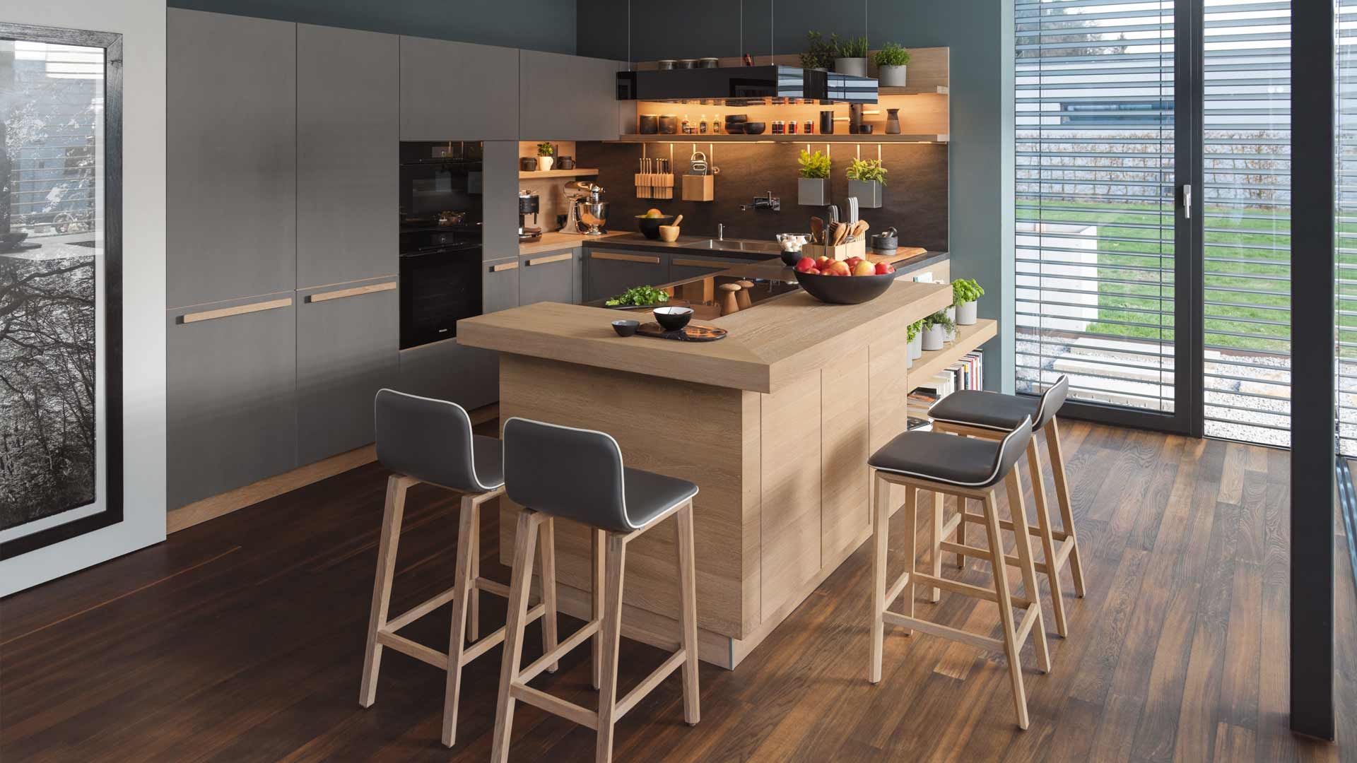 Küche mit Kücheninsel und Barhockern  von TEAM 7